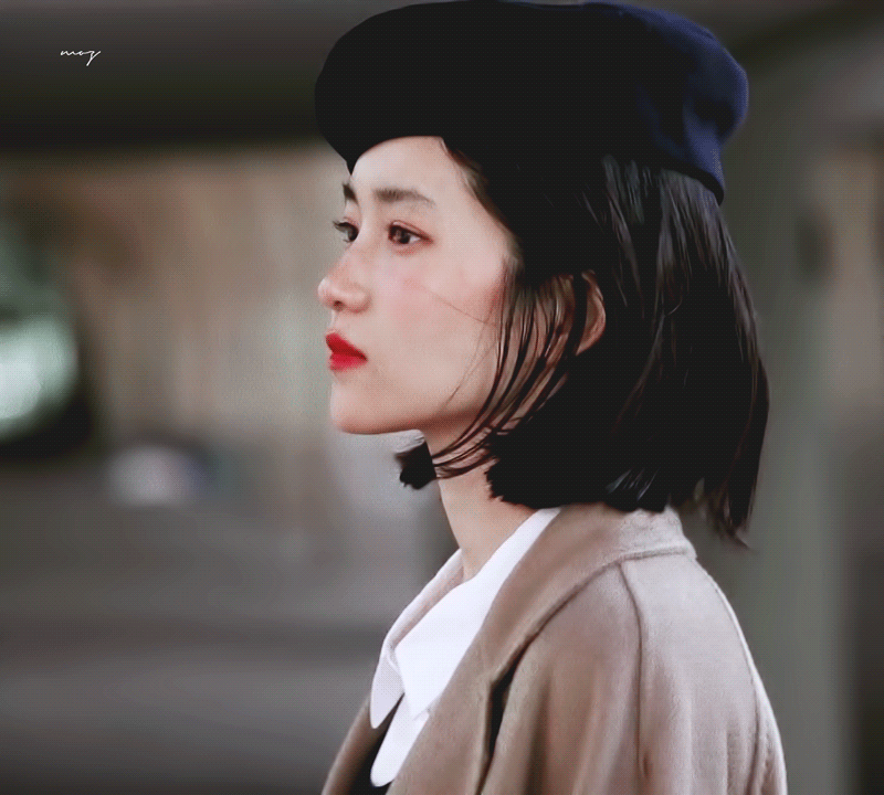 丽姐这发型难评，像成龙早年电影那发型。短发造型还得是金泰梨这种又轻盈又时髦！