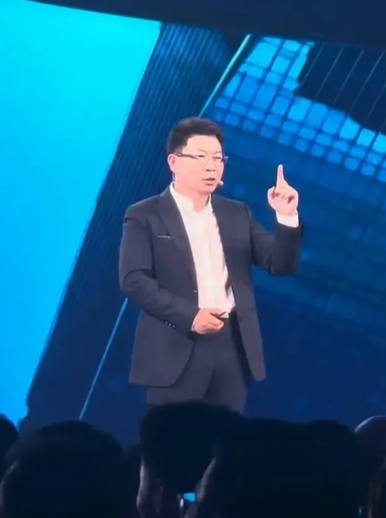 余承东，发布会果然还是内涵小米了！还是同样的方式，但是这次网友似乎不买账了！