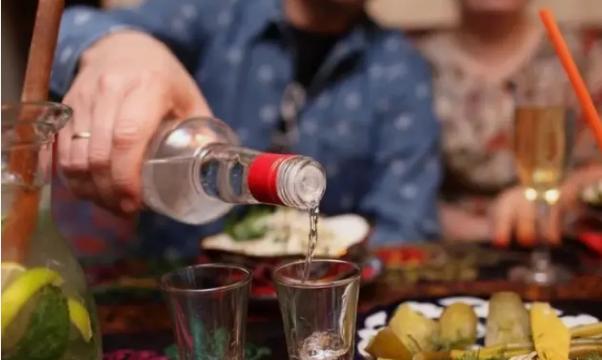 必须严惩！村支书喝了酒，溜达到16岁女孩家中，趁着家里没大人，竟对女孩下手。