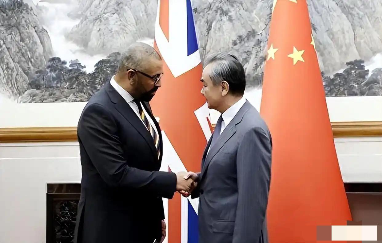 英首相刚拿中国合作红利，转头就赴日搞动作！外交部硬气定调刚从中国带走12项合