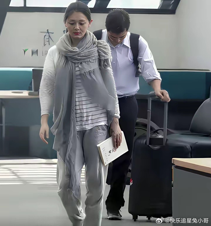 当时，刚新婚不久的大S与丈夫汪小菲现身机场时的一幕，丈夫汪小菲特别的体贴行李全部