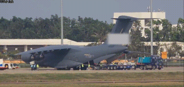 看“运-20B”如何装卸大件货物