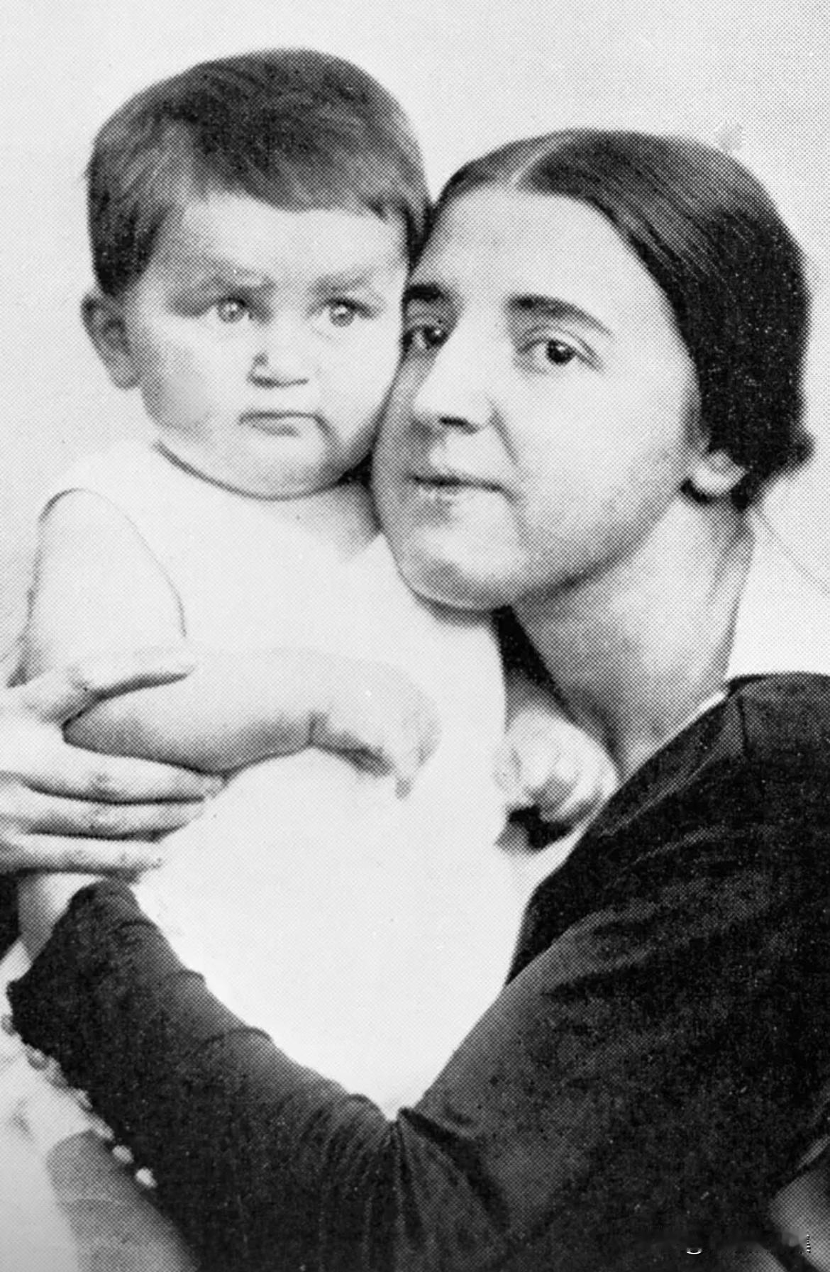 1922年，斯大林妻子娜杰日达·阿利卢耶娃和儿子瓦西里的合影。娜杰日达是斯大林的