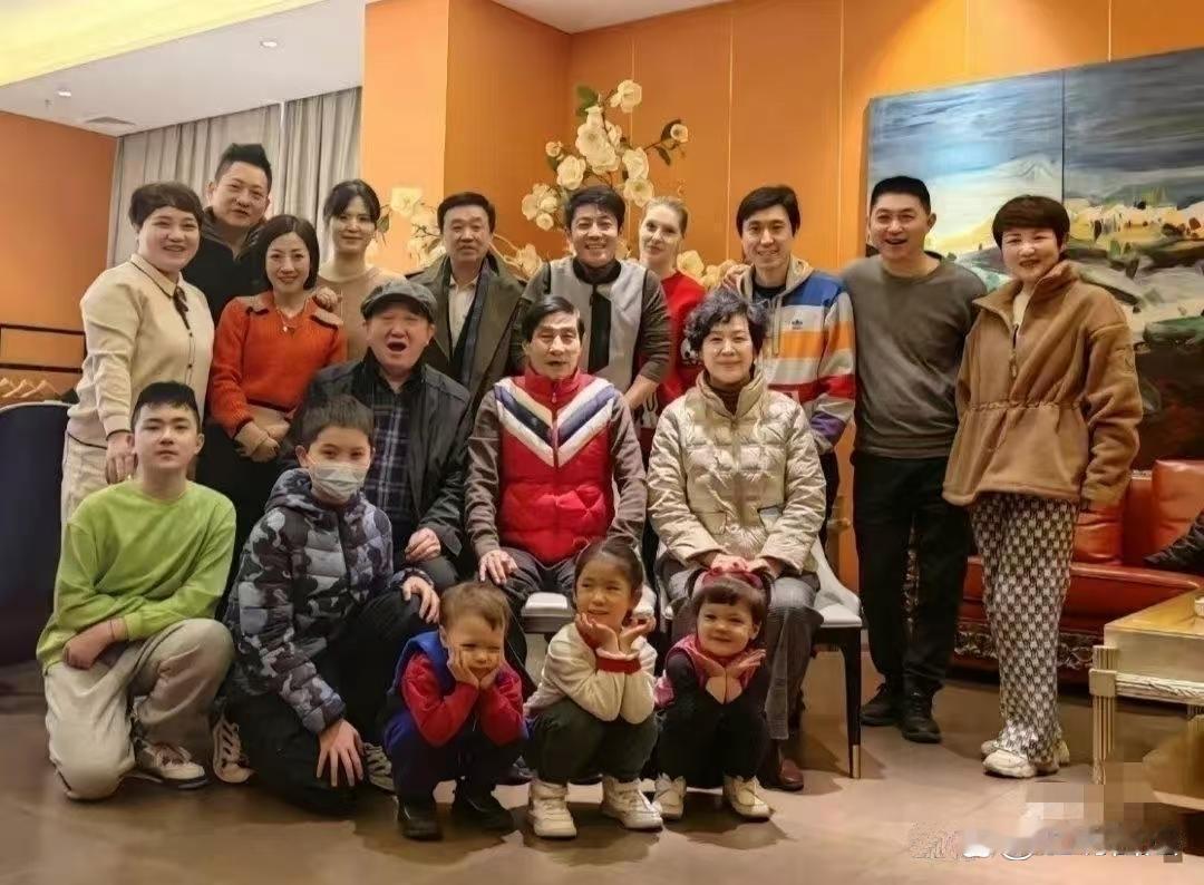 撒贝宁晒全家福，龙凤胎长得都像爸爸，撒贝宁爸爸妹妹罕见出镜，这就是幸福。
