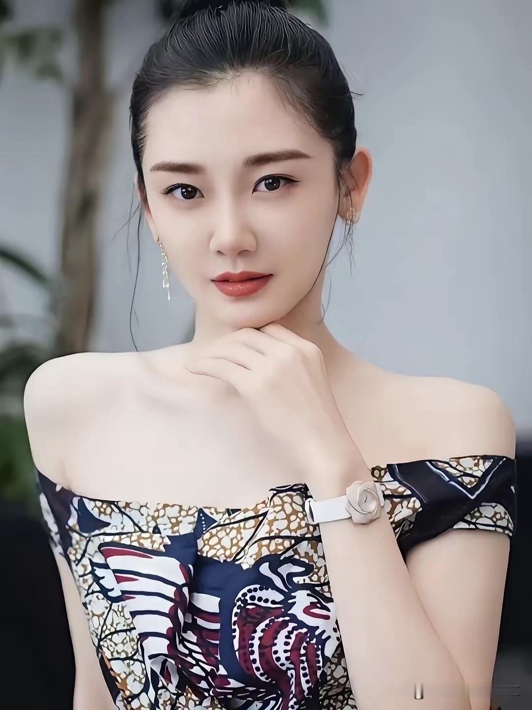 她长得好漂亮一张精致匀称的脸，看起来自然又大方，是一位气质干净，温柔大方的美女，