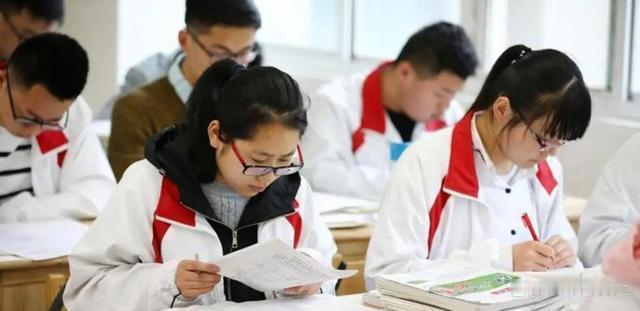 我有个高中同学，当年学习成绩班级第一，但因高考发挥失常，去了南京邮电大学的管理类