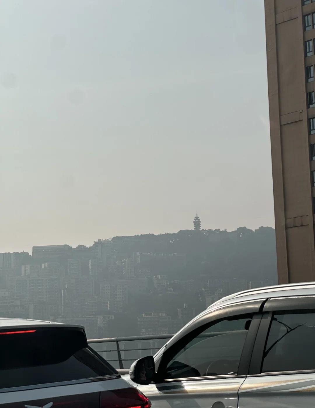 重庆的朋友这串烤面筋是啥第二次看到山顶的这个像一串烤面筋一样的东西，是信号塔咩