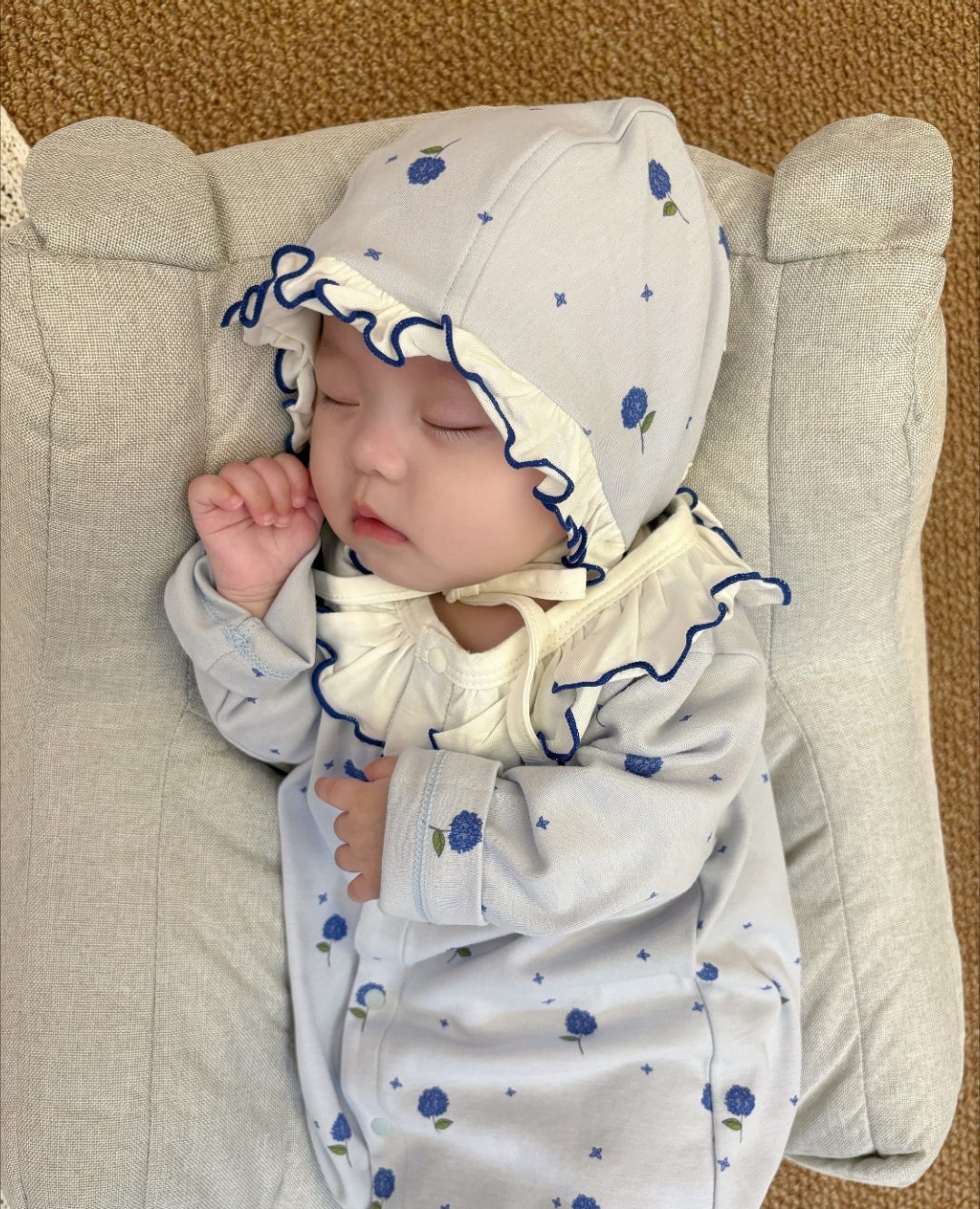 现在爸妈养娃真不一样了，不光是管吃饱穿暖，更愿意蹲下来听孩子怎么想。陪写作业陪着