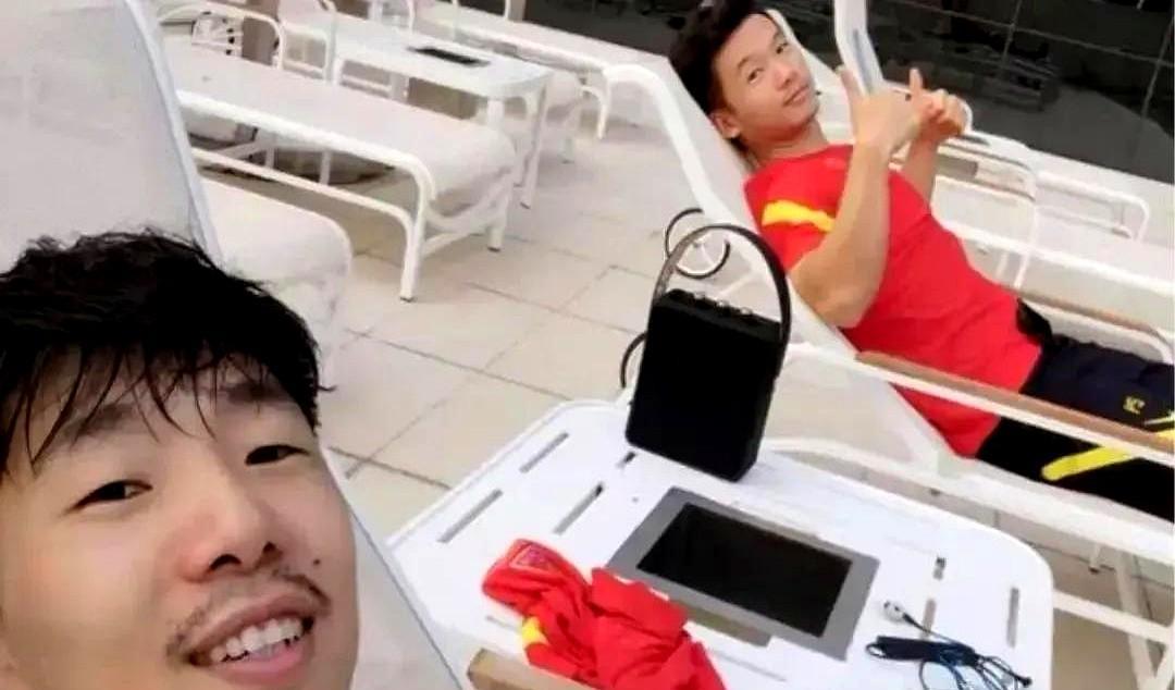 刚刚出国输遍世界回来的国足，低调包下重庆的豪华酒店，几十个房间全部包下，美其名曰
