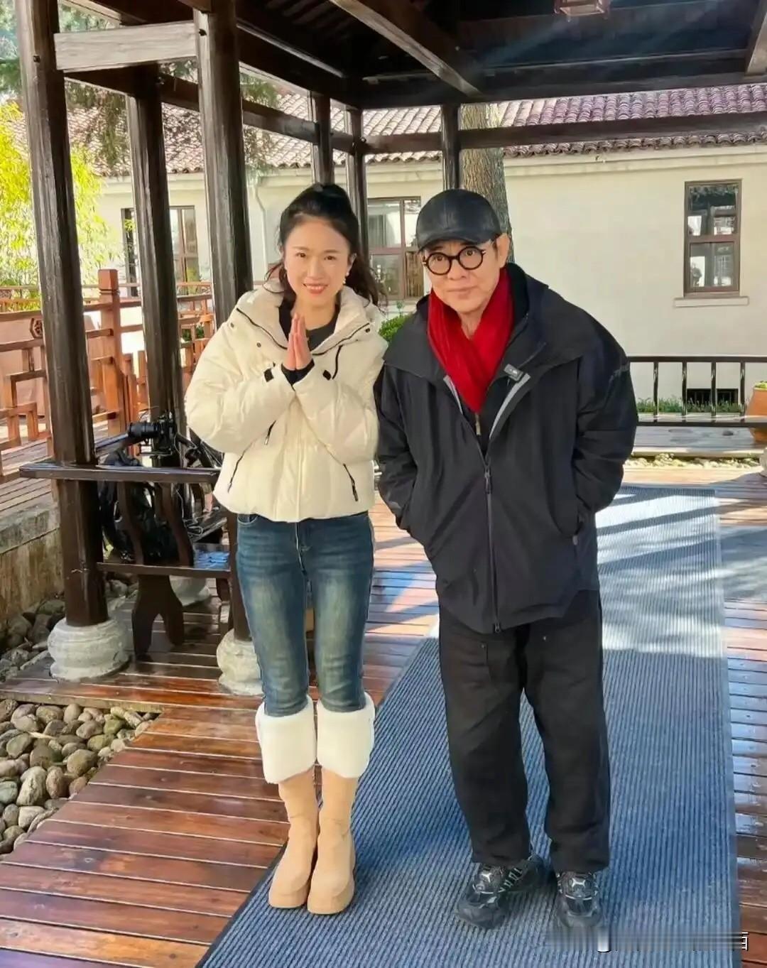 这一位男明星年轻的时候帅气英俊，不过如今老了之后老态龙钟，戴着一副老年入的眼镜，