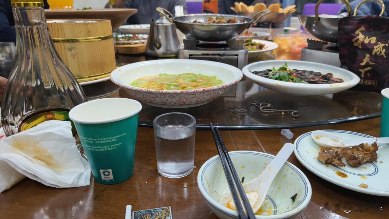 饭桌上，差点因为一件小事导致多年的朋友翻脸。昨晚我请客吃饭，有些是我钓鱼的朋