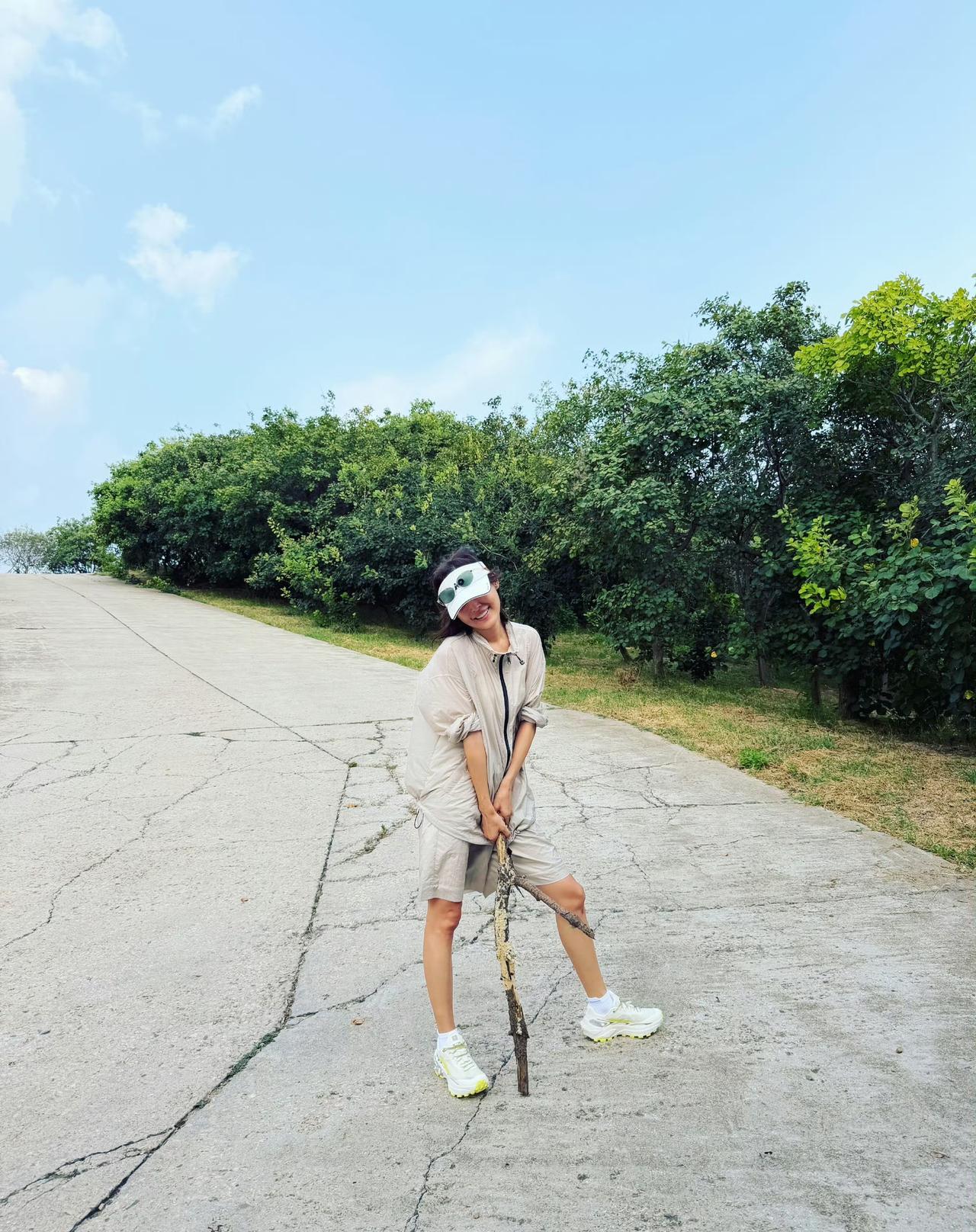 辛芷蕾晒美照身穿休闲套装的她穿越在奇特的风景中自成一道风景线美得如此与众