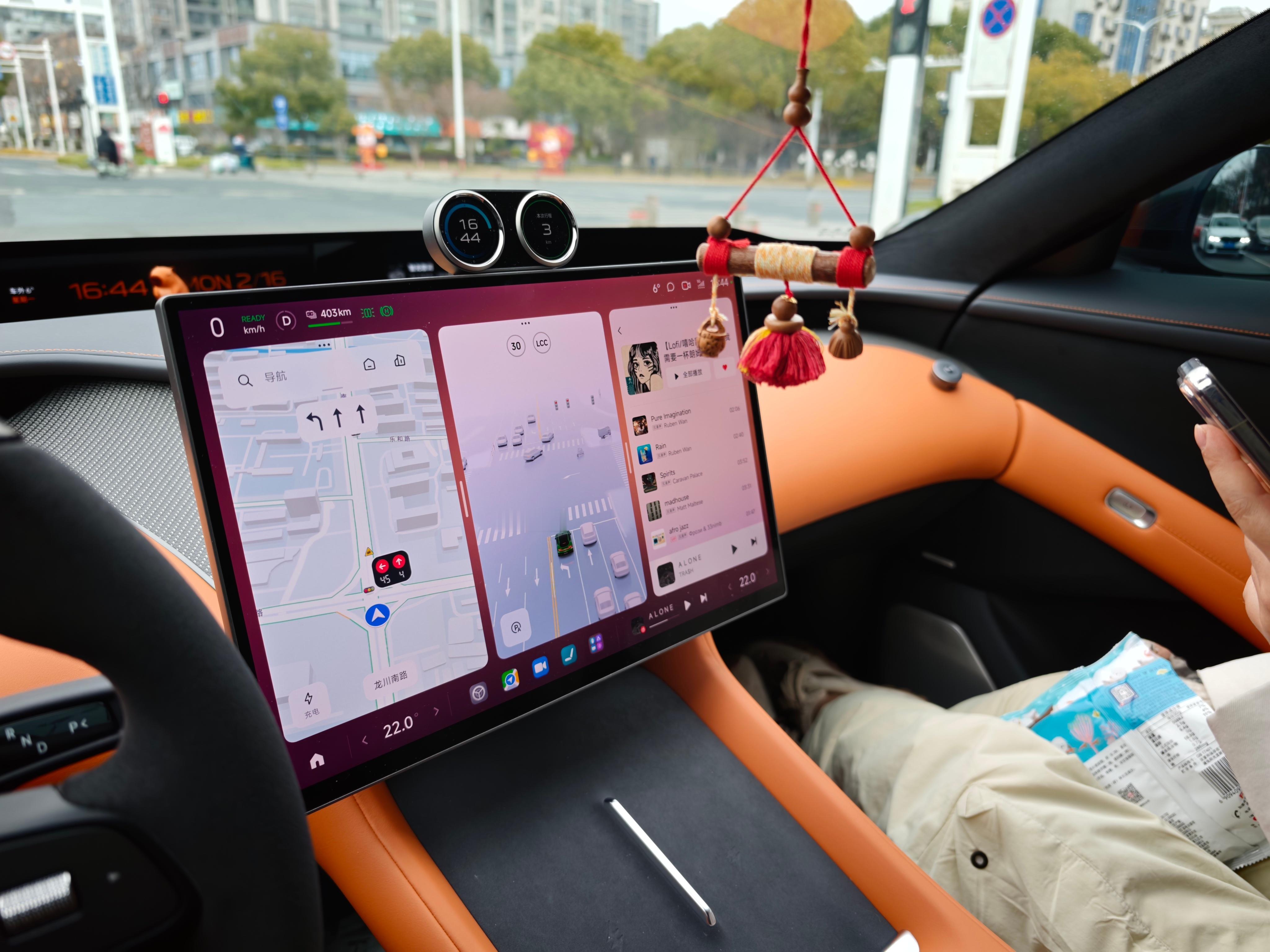 老婆站完了最后一岗，接她回家过年了