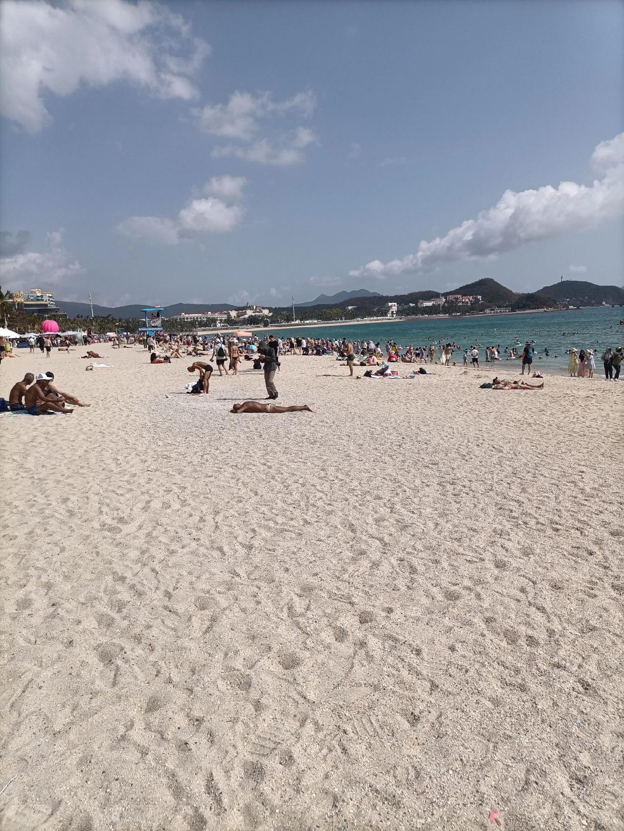 杭州下雪了，三亚温如夏天。三亚大东海景区(图1-6)，晒着俄罗斯美女(图5)，