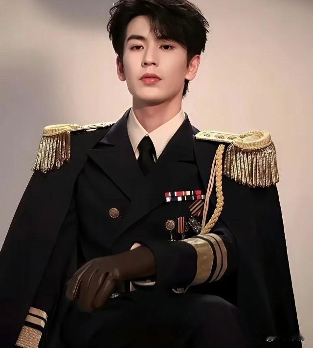 别再吹娱乐圈那批“高学历学霸演员”了，纯属本末倒置。张凌赫、陈都灵、王鹤润，顶着