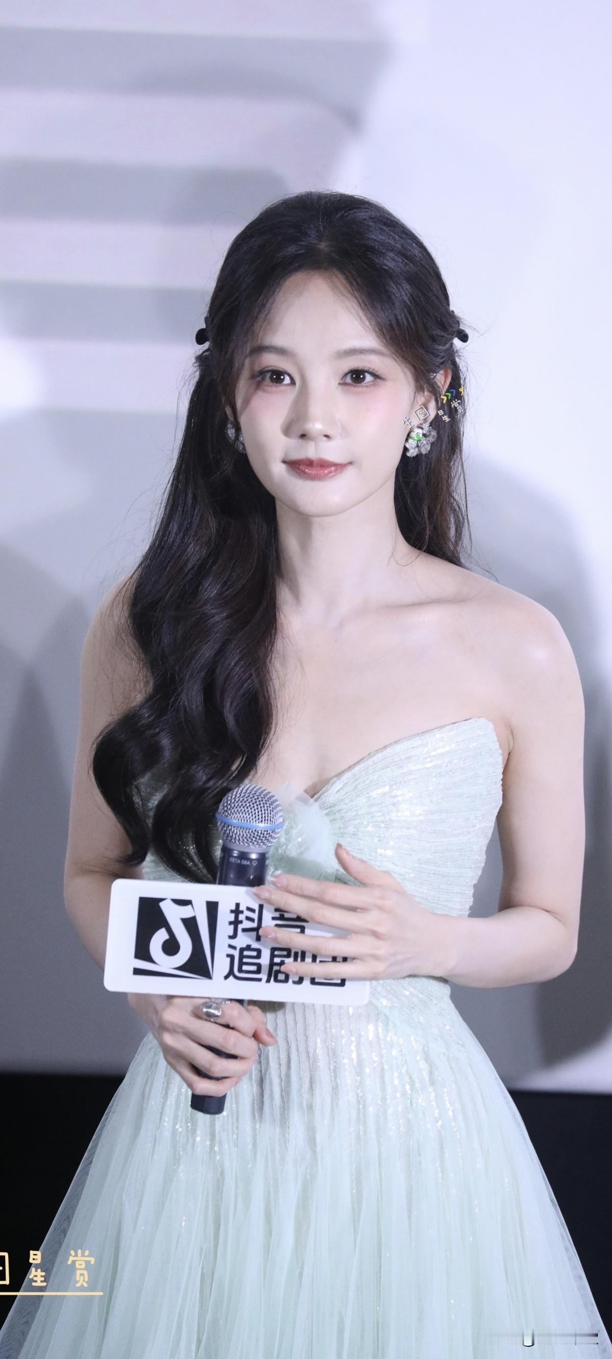 李一桐天地剑心追剧团生图谁能抵挡住这么仙甜的蜘蛛精明星李一桐