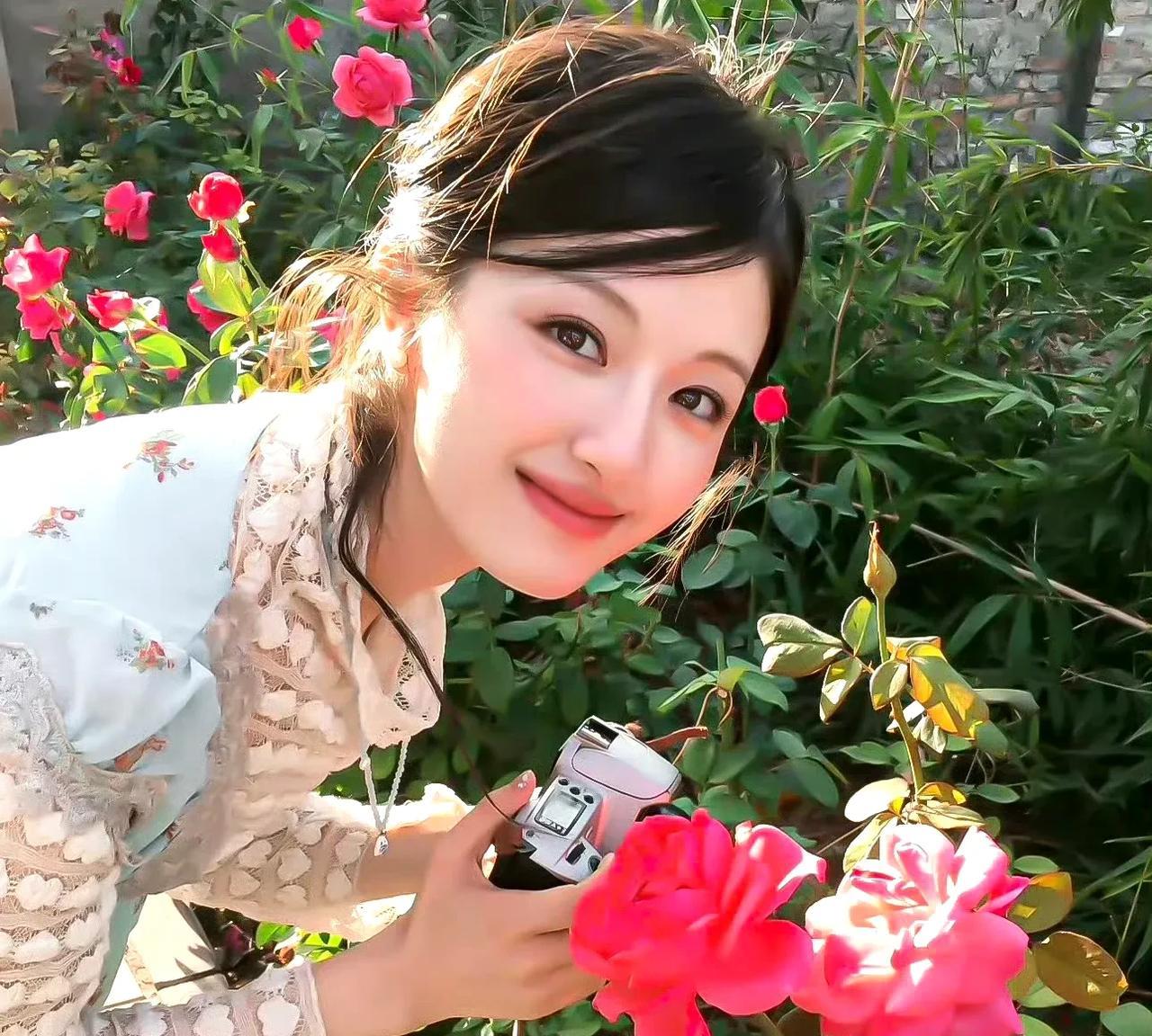 李兰迪的秋日冰奶茶滤镜阳光洒在李兰迪脸上的瞬间，像给她加了层自带柔光的奶茶滤镜