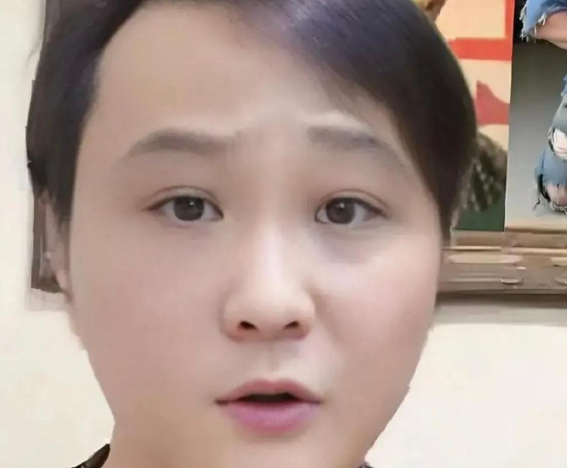 德云社前大弟子闫云达在直播中说：我离开德云社那天，只有郭麒麟追到门口送我，并亲手