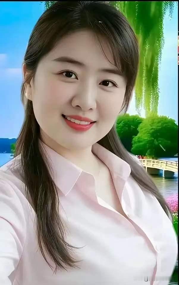 七律·柳堤春韵柳岸烟浓碧水悠，粉衫轻拢黛眉柔。笑凝浅靥春风暖，眸映长桥客