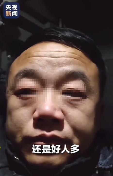 山东的王师傅开大货车，在河南遇上大雪，路上积雪厚，因前方事故停车，再起步轮胎打滑