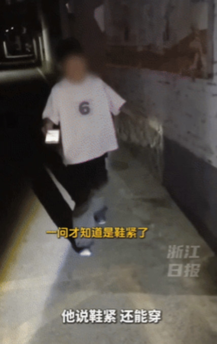 是个讲究人！”安徽阜南，一男孩捡到手机后主动归还给失主，大哥等待男孩送来的途中，