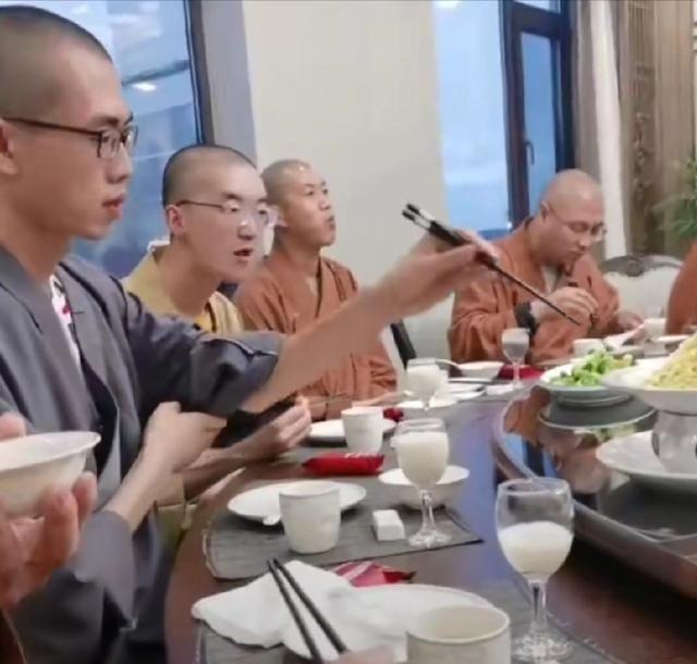 如果有大批青壮年人不从事生产、不当兵卫国、不纳税做贡献，那么这样下去，谁也会承