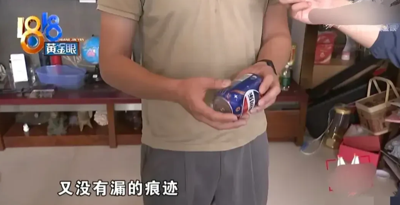 浙江杭州，男子花了45元买了24罐可乐，结果在其中发现一个空罐，罐体表面也没有任