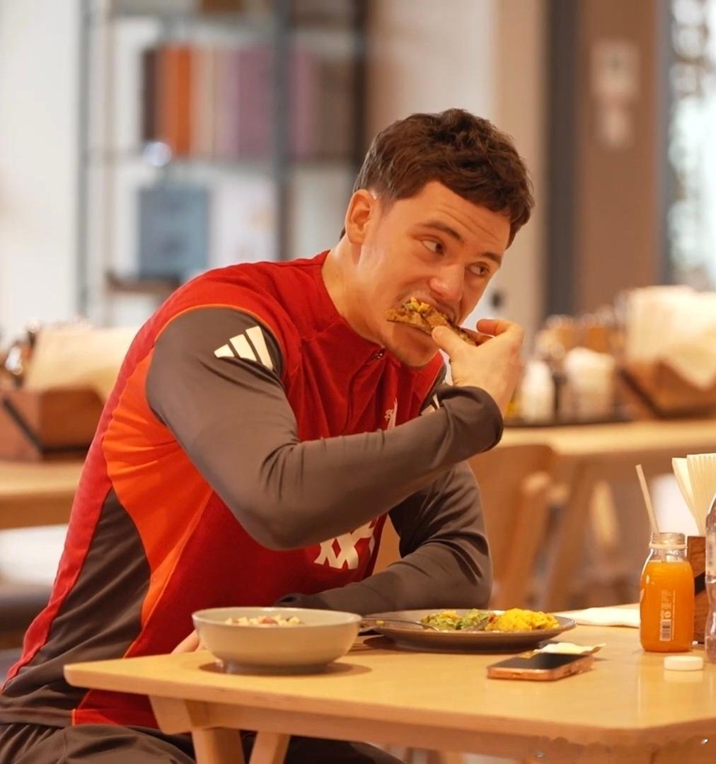 维尔茨的球迷推发了一张维尔茨在俱乐部厨房吃了牛油果炒蛋。这些食物为组织修复、控制