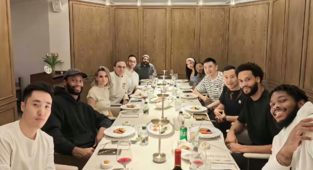 辽宁本钢男篮主教练杨鸣和外援及家属愉悦就餐，看来对第三场较量已没有什么压力。4