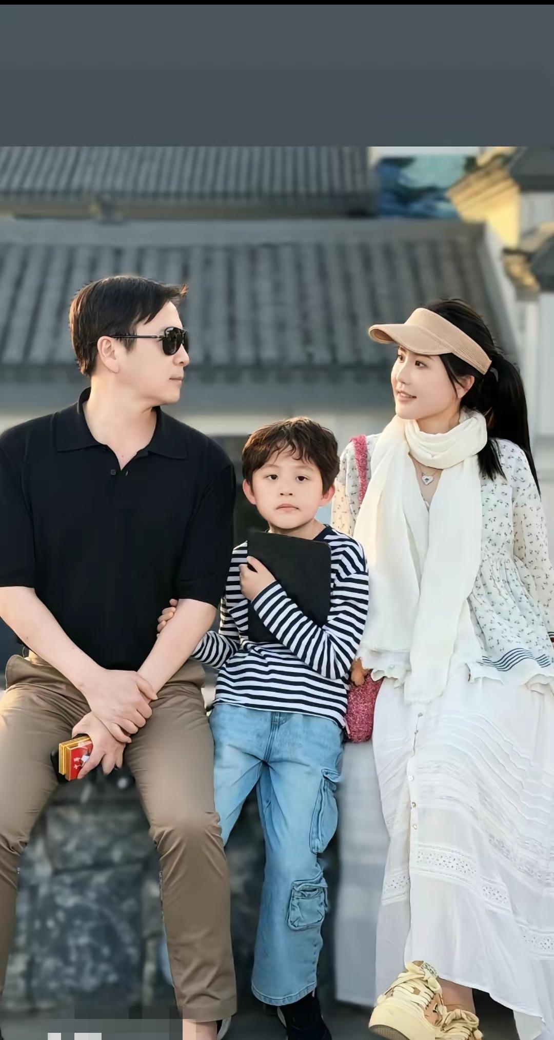 赖文峰五一假期带着老婆楚玲和儿子六宝出京游玩！只见赖文峰身穿经典黑色T恤，下