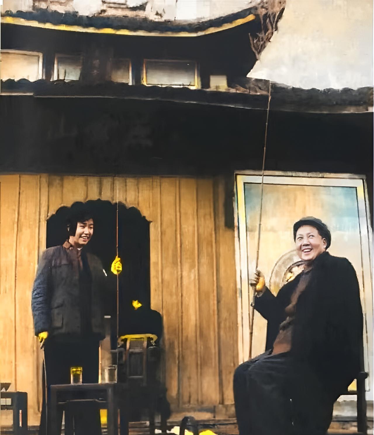 这是1954年1月毛主席与女儿李讷在杭州五云山。对于女儿，毛主席没有过多的要求。