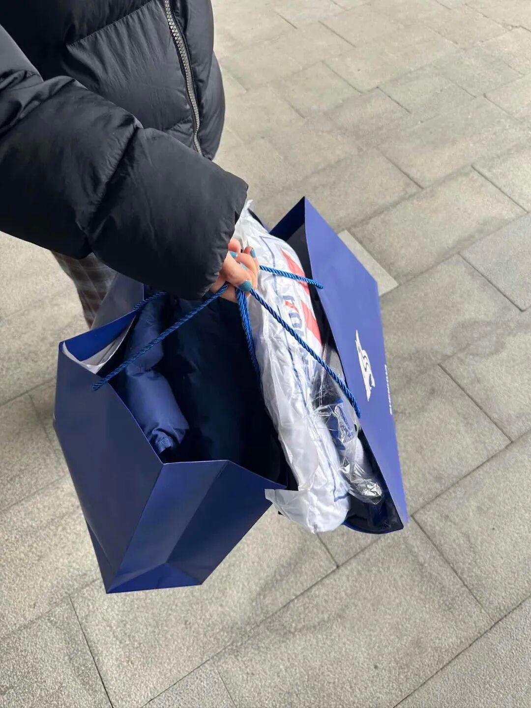 这二天很多的申花球迷都在行动起来，看看下面图片中这个球迷购买的申花周边产品应该在