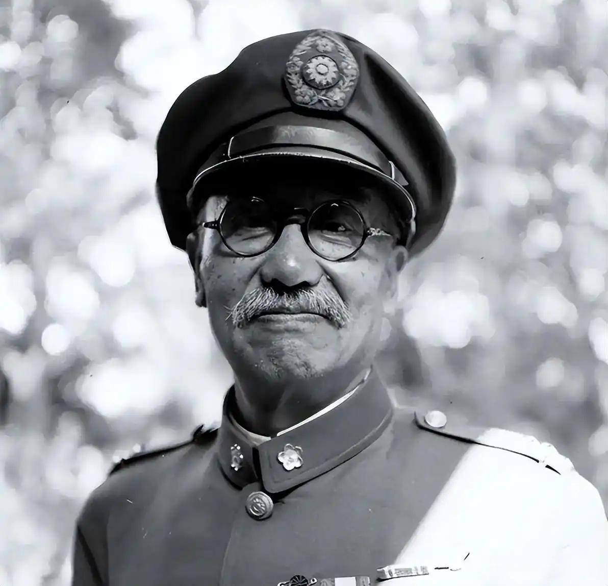 1949年李宗仁即将出走，十名随员完成内部清点后正要瓜分黄金，侍卫长早已在走廊布