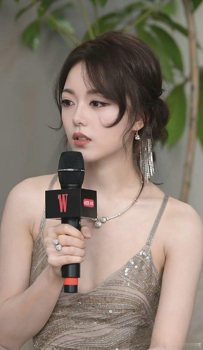 赵今麦造型师出来挨夸赵今麦亮片吊带长裙赵今麦亮片吊带长裙美到窒息！造型师搭配