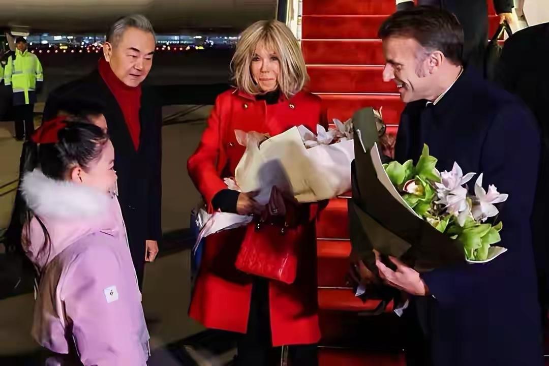 72岁的布里吉特看上去依然青春靓丽！金色的头发浓密有光泽，包裹着小脸，像