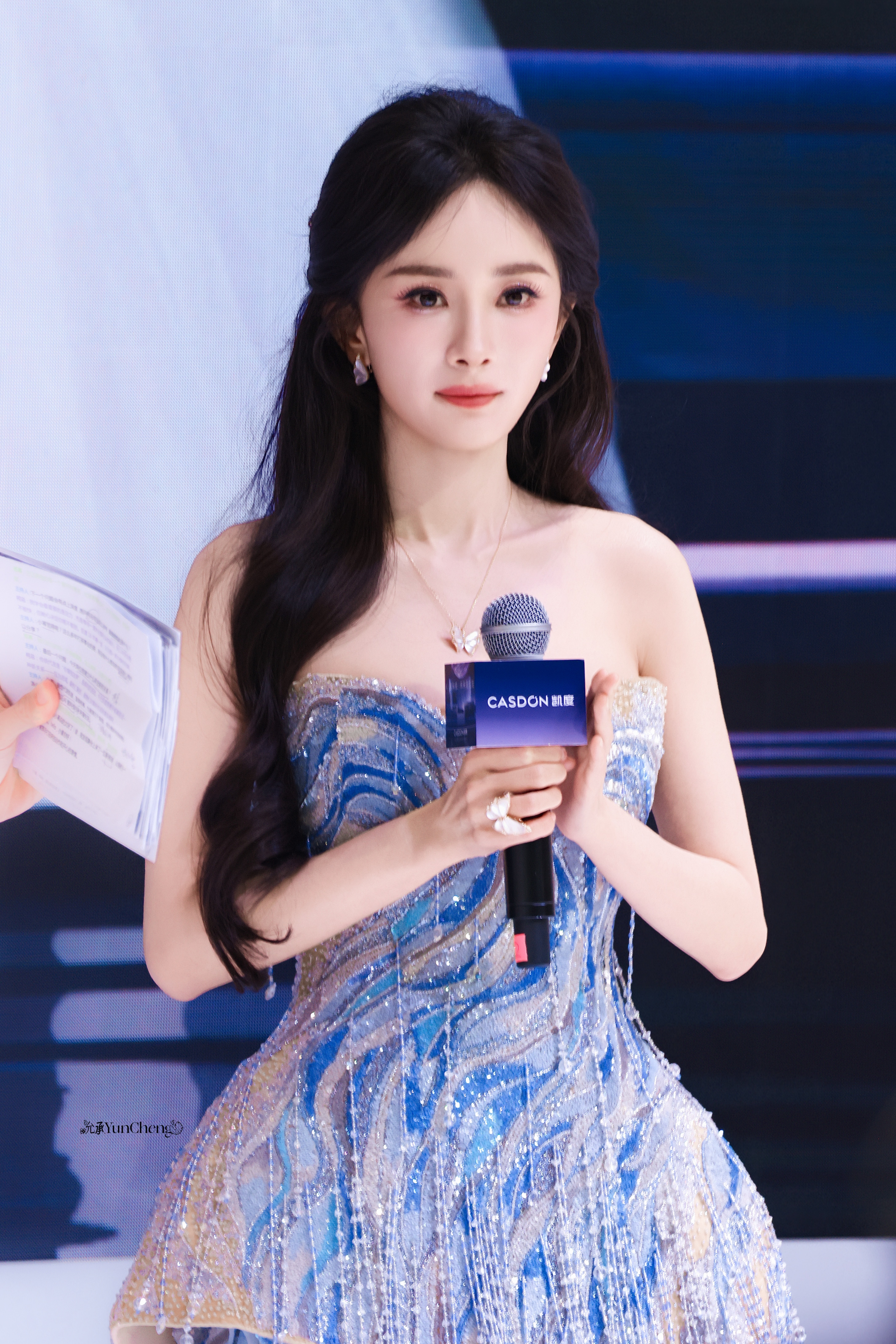 雾蓝织梦，鎏金缀光裙摆摇曳间，是星光落满肩头的温柔。杨幂的眼睛好灵杨幂把海洋