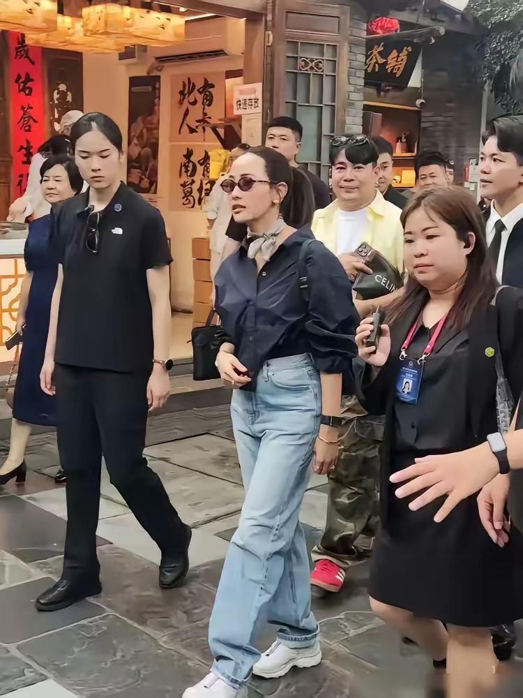 泰国总理夫人来成都，街头一身行头扒出来后，我沉默了。T恤，499元。牛仔裤，8