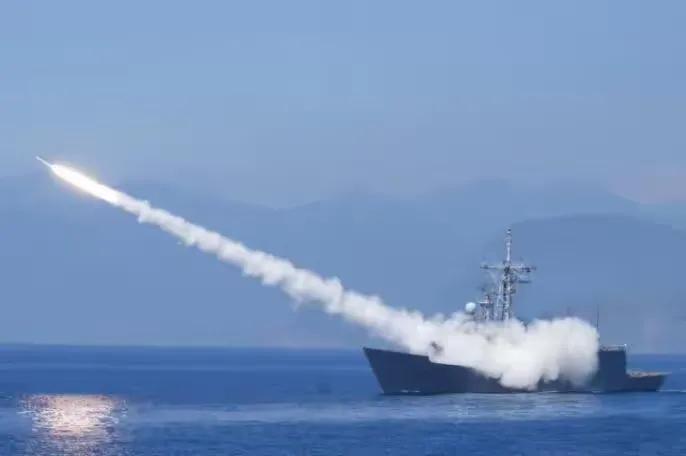 「触目惊心」千钧一发，中菲战机"严重对峙"菲战机溃败逃命。8月1日外媒报，菲