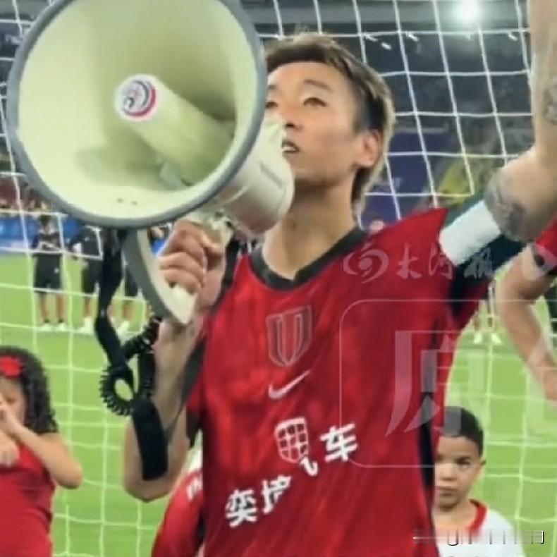 而蓉城队去年就与上港队在联赛争冠中拼的难解难分，只是后来球队的伤病原因掉队，最后