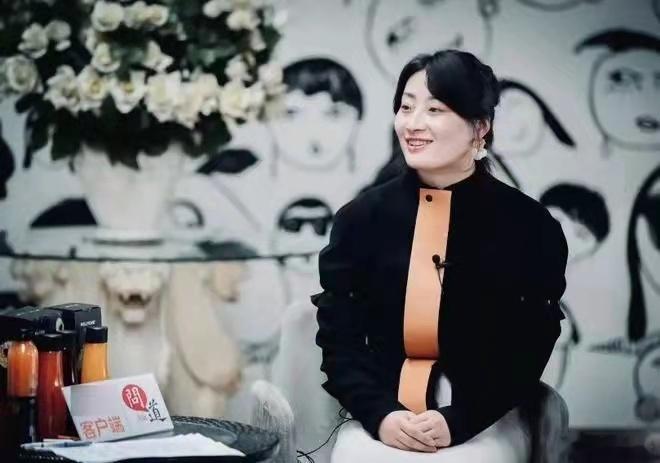 宗馥莉海外资产曝光，为妈妈在香港购2亿豪宅，合影看出心疼妈妈！施幼珍应该庆幸，传