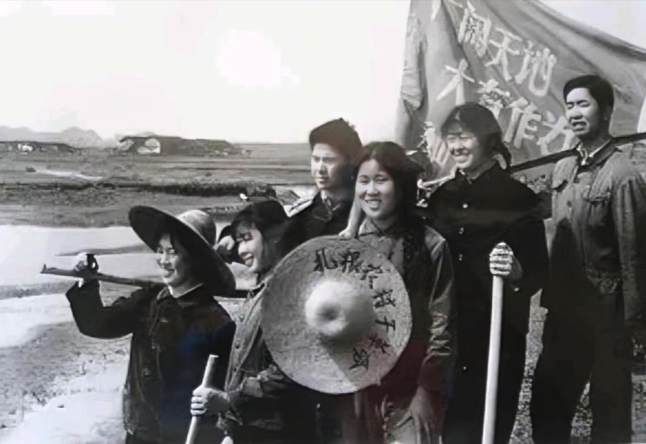 1978年，知青李亚茹为返城离婚，丢下3岁女儿。40年后街角偶遇前夫，却被一陌生