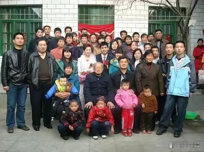 中国现存“人口最多家庭”：一家46口人同住不分家，挣钱全上交，现实太震撼如今大