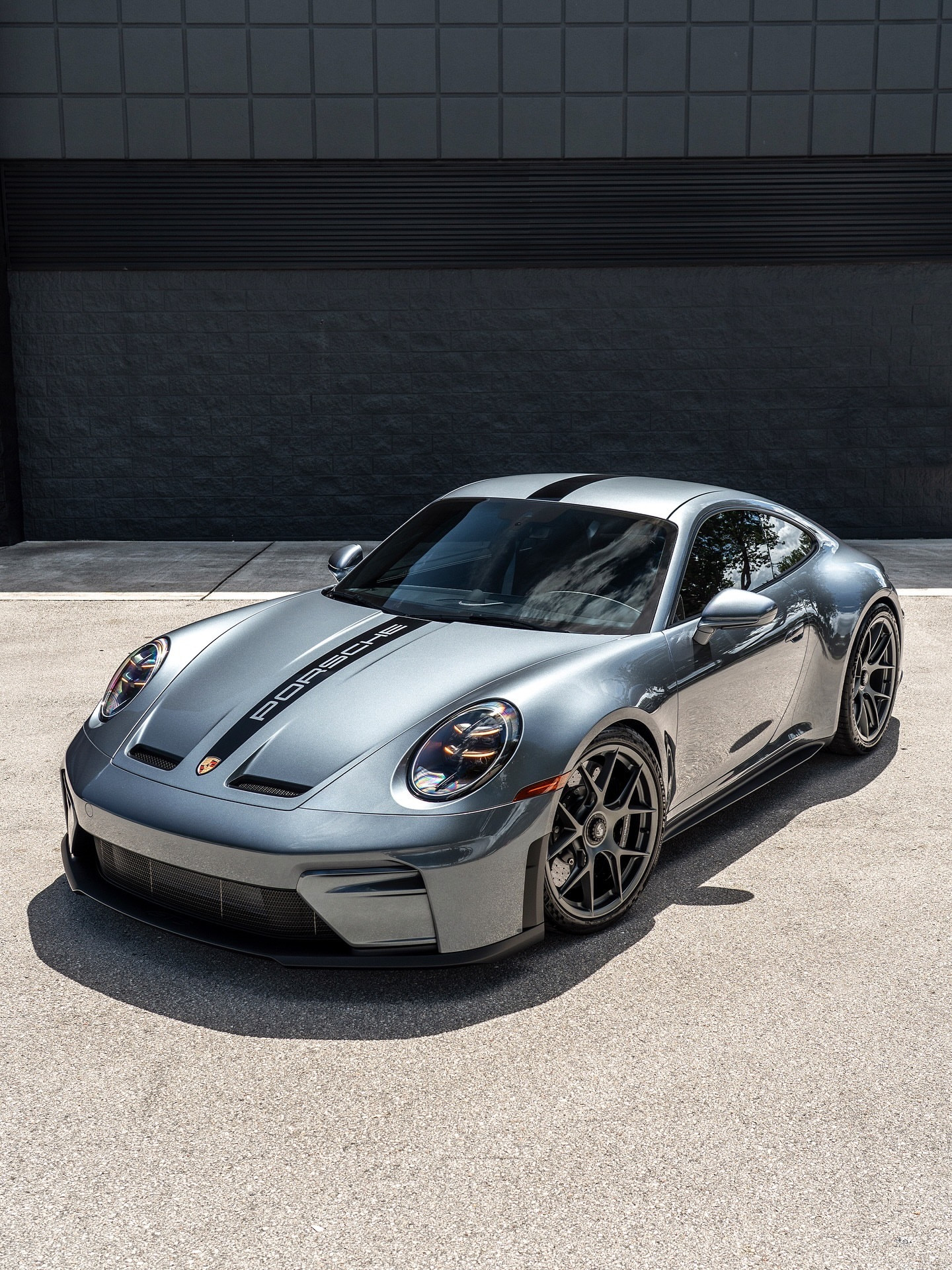 这辆911GT3Touring的帕拉多灰金属色在阳光下格外显眼☀️，这难道不