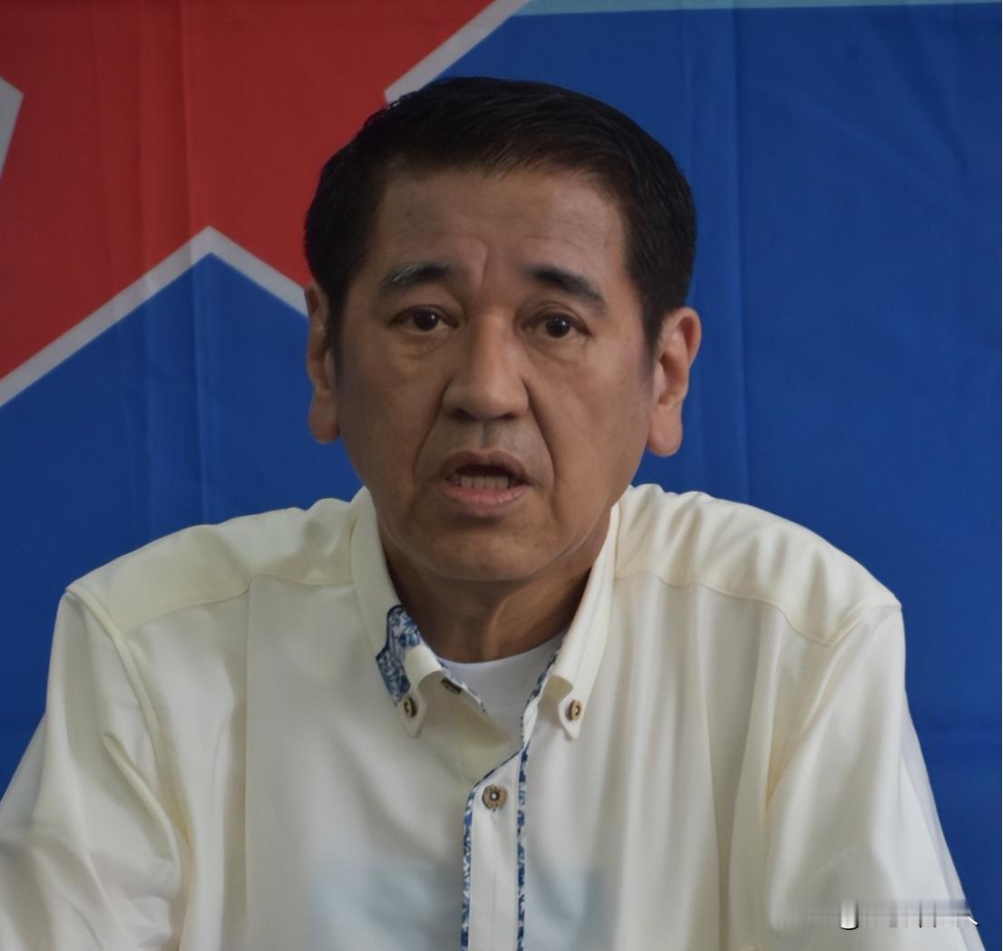 74岁的屋良朝助8月4日在冲绳县厅记者会宣布参选9月13日冲绳知事选举，抛出一份