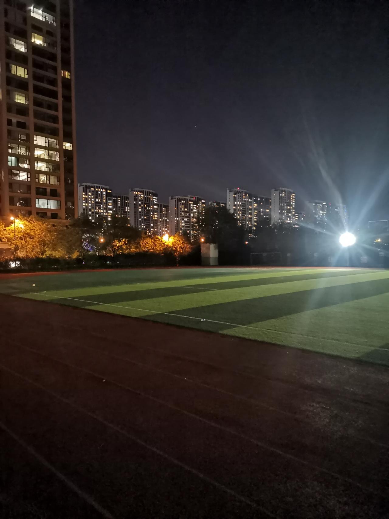 目前做为一个散户，我真的不知道如何投资股票。股票要说是投资，散户绝大多数不具备