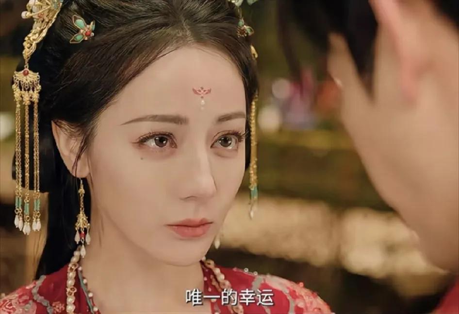 《白日提灯》开播，网友就纷纷说:“热巴吧，剧里有魏哲鸣干嘛选陈飞宇，你看看这和陈