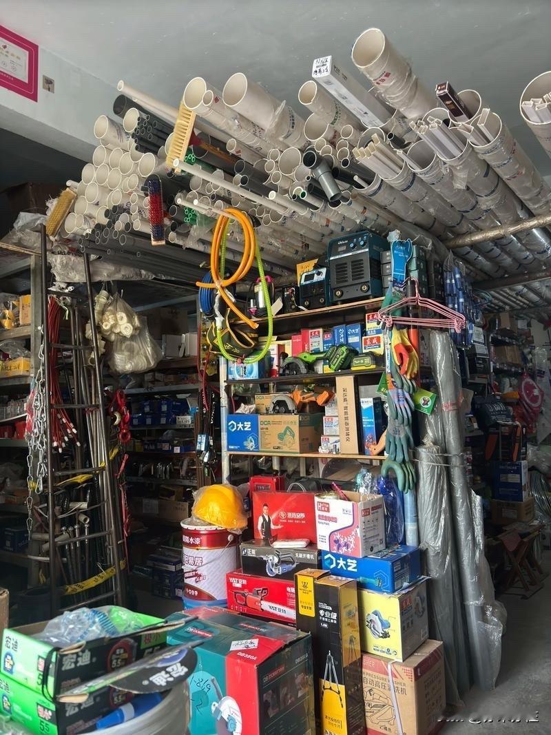 一位年迈的老奶奶走进一家五金店，向老板倾诉自己厨房下水管老是溢水的困扰，希望能找