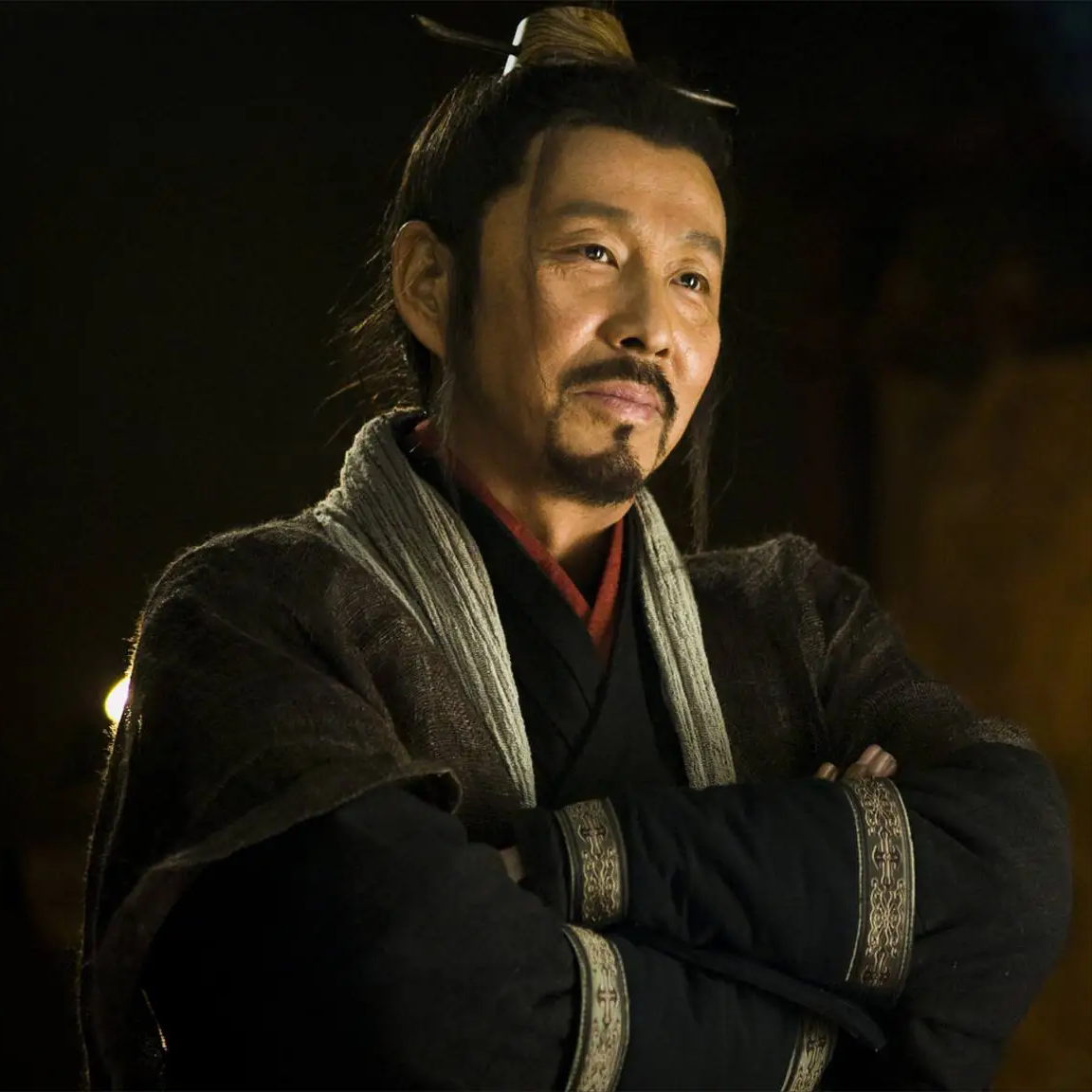 公元前207年，张苍因为运粮失误被刘邦判了腰斩。当他被扒掉衣服，准备行刑的时候。王陵恰看到张苍肌肉健