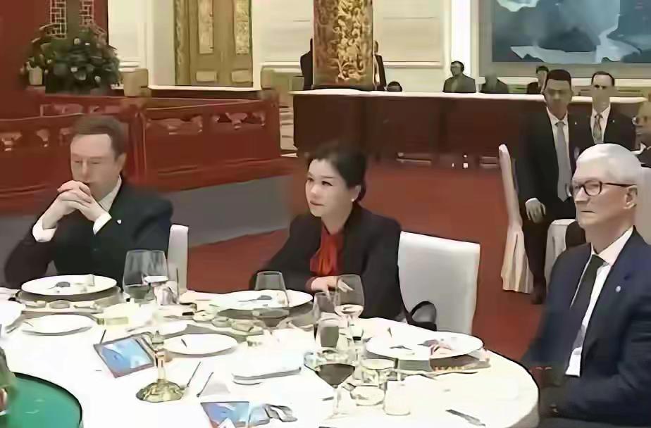 很多人都很好奇坐在马斯克和库克中间的女人是谁？她，叫周群飞，1970年出生于