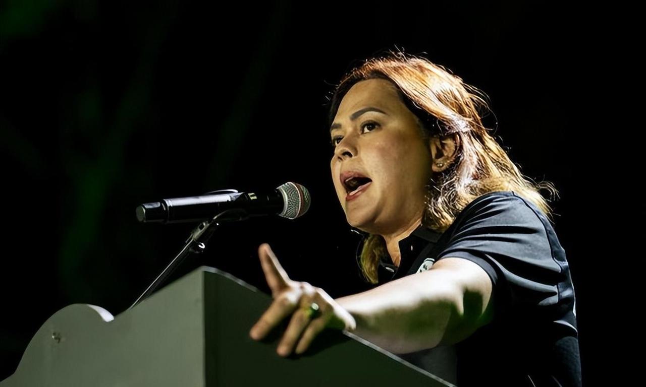从“北京通道”到“反华阵地”，莎拉仅用两周、三次对军方的喊话，就彻底掀翻了杜特尔